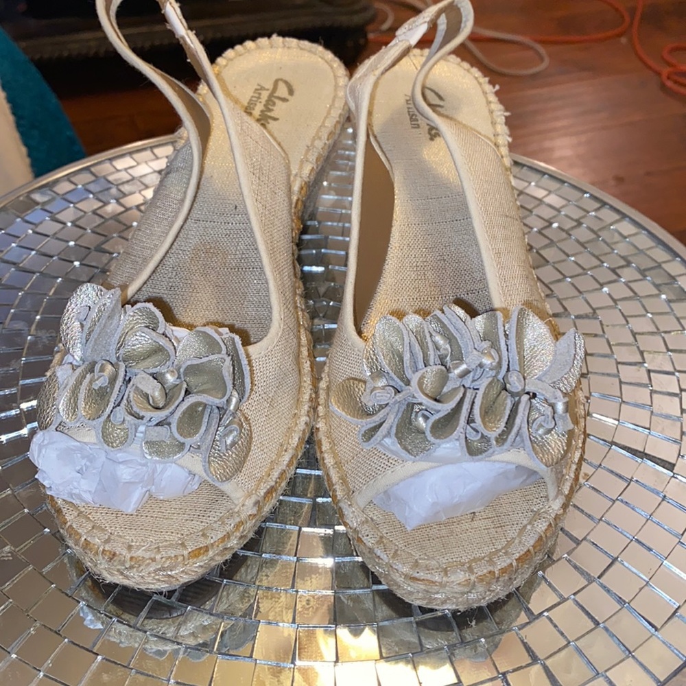 Clarks size 8 gold flower espadrille